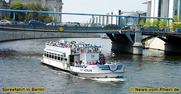 Schifffahrt auf der Spree mit einem Personenschiff